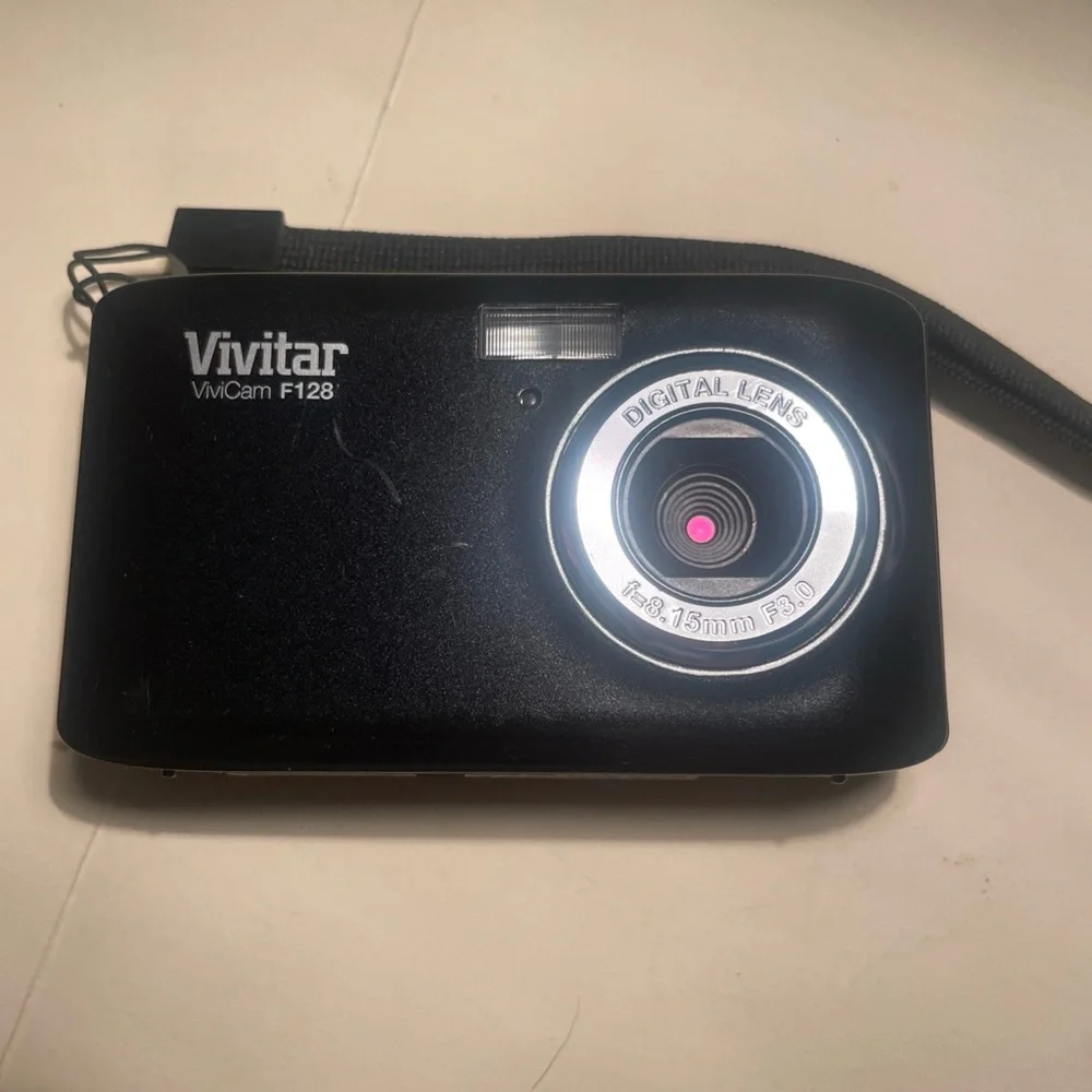 ViviCam F128 Compact Digital Camera - Black batteries no charger working tested.